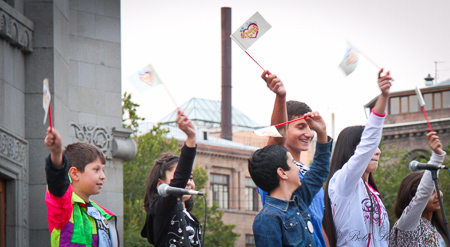 Chidlren waving flags