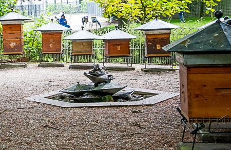 Fountain Jardin du Luxembourg apiary