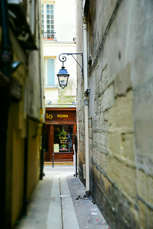 Narrow street in Paris